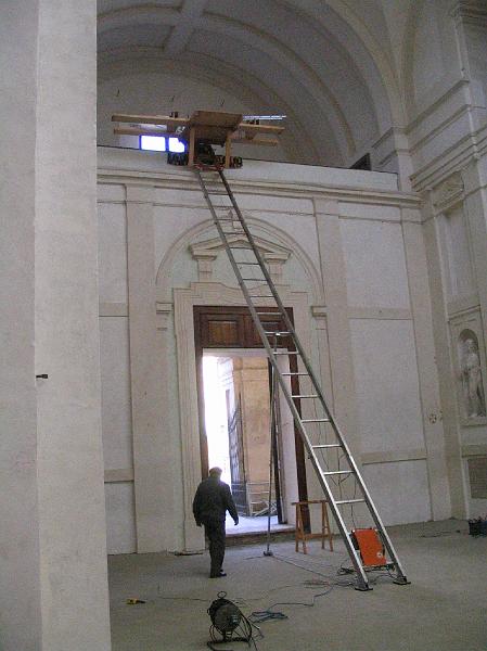08  Trasporto della facciata dal locale di stoccaggio.jpg